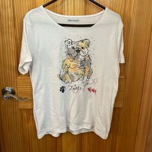 White t-shirt with bulldog design on front